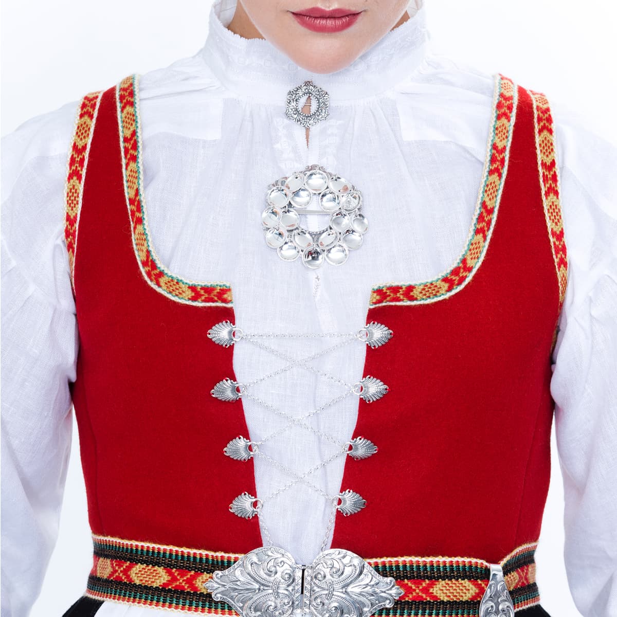Vestfoldbunad_dame_DNH56_detalj.jpg