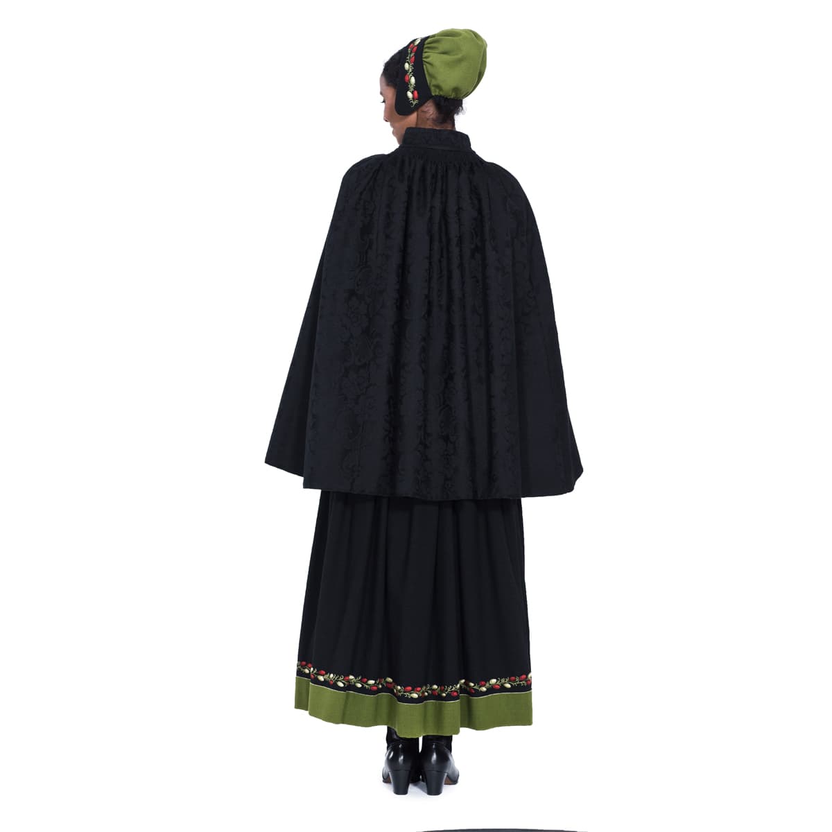 MarieAaen_svart_Ø48_bunad_dame_cape_bak.jpg