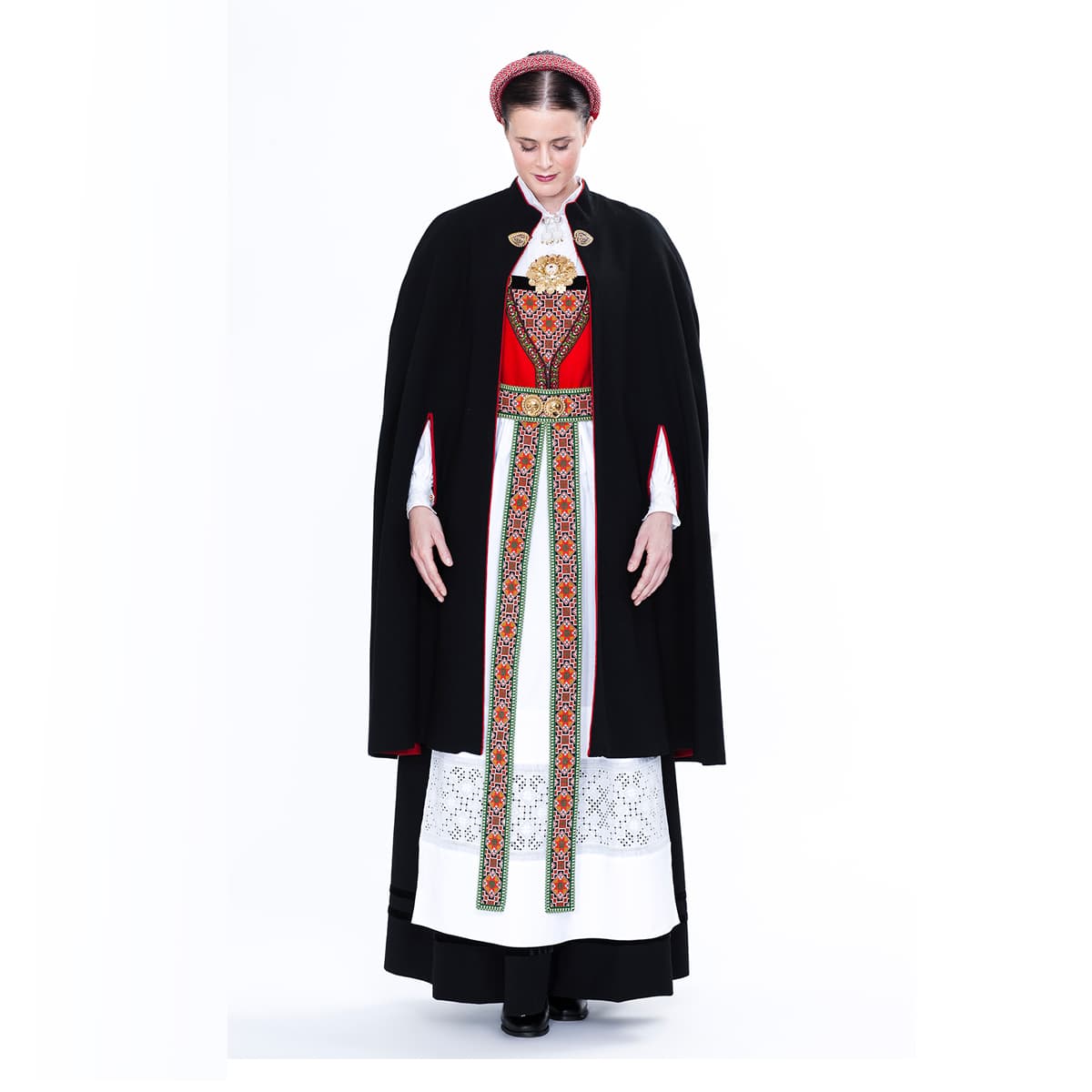 Hardanger_damebunad_front_cape.jpg