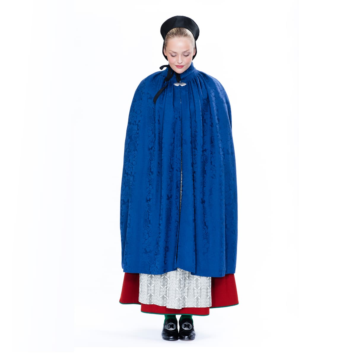Tronderbunad_dame_front_cape.jpg